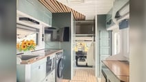 Autocaravana de BYD con dos pisos y terraza en la azotea