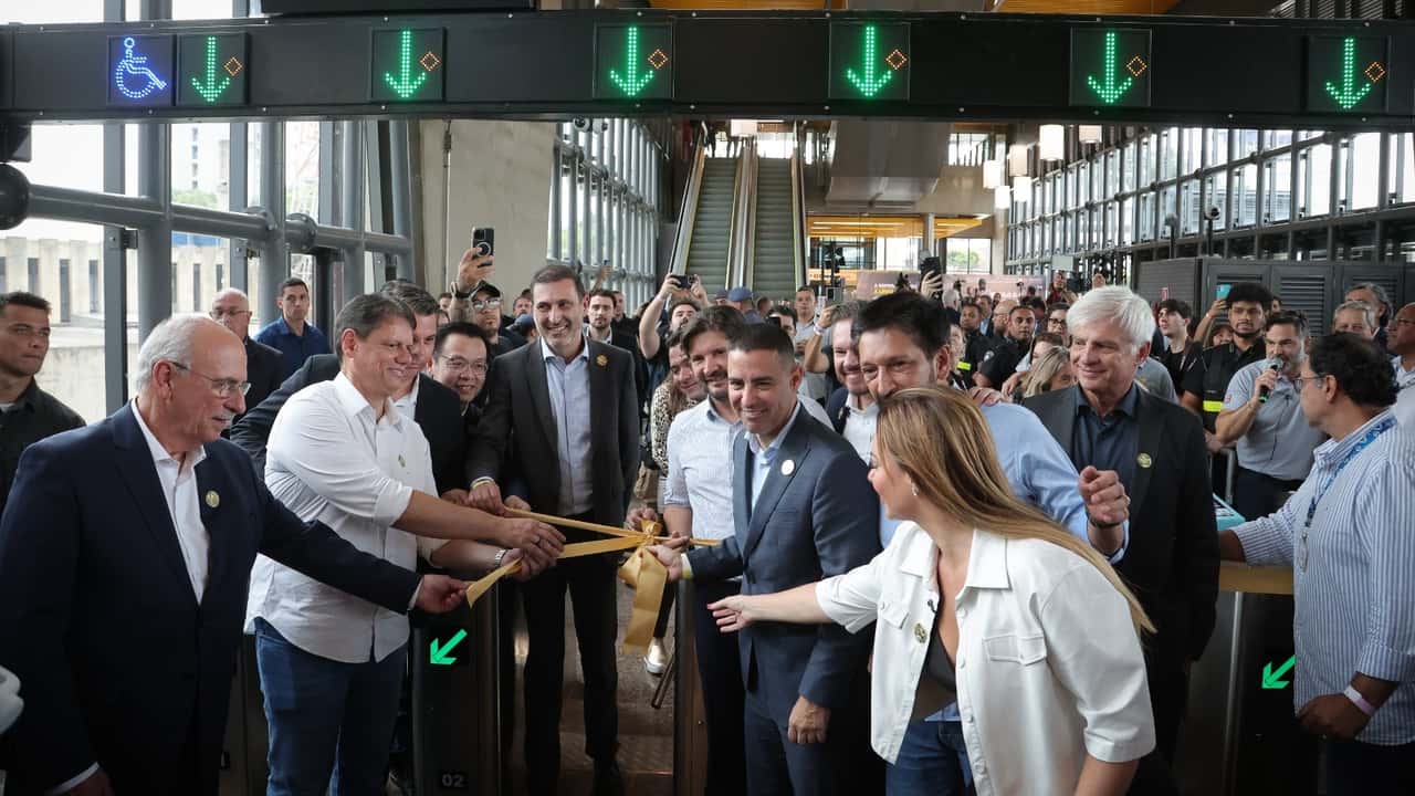 Painel com baterias Blade da BYD, tecnologia também aplicada em ônibus e carros elétricos