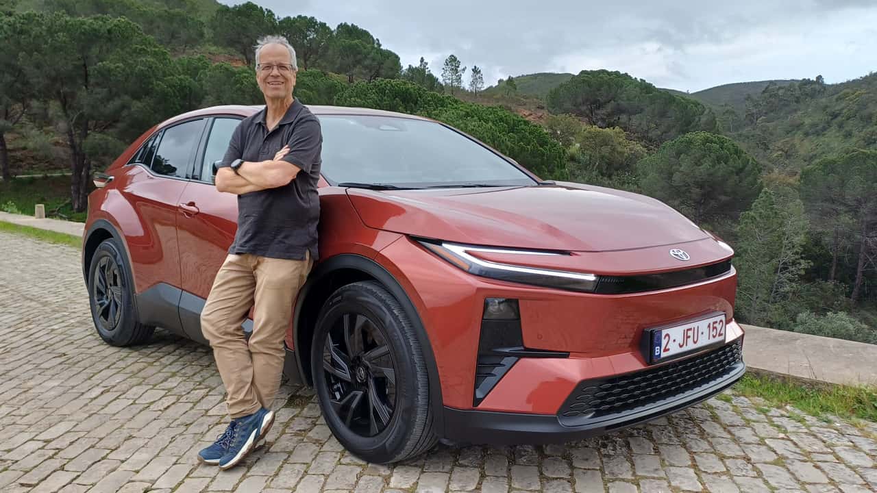 Toyota C-HR+ in 'Metal Oxide Metallic' und Autor Stefan Leichsenring