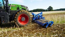 Köckerling amplia la propria gamma con il rullo trituratore Gravo, disponibile in larghezze di 6,3 e 6,1 metri: pensato per la distruzione di stoppie di colza, mais e sovesci