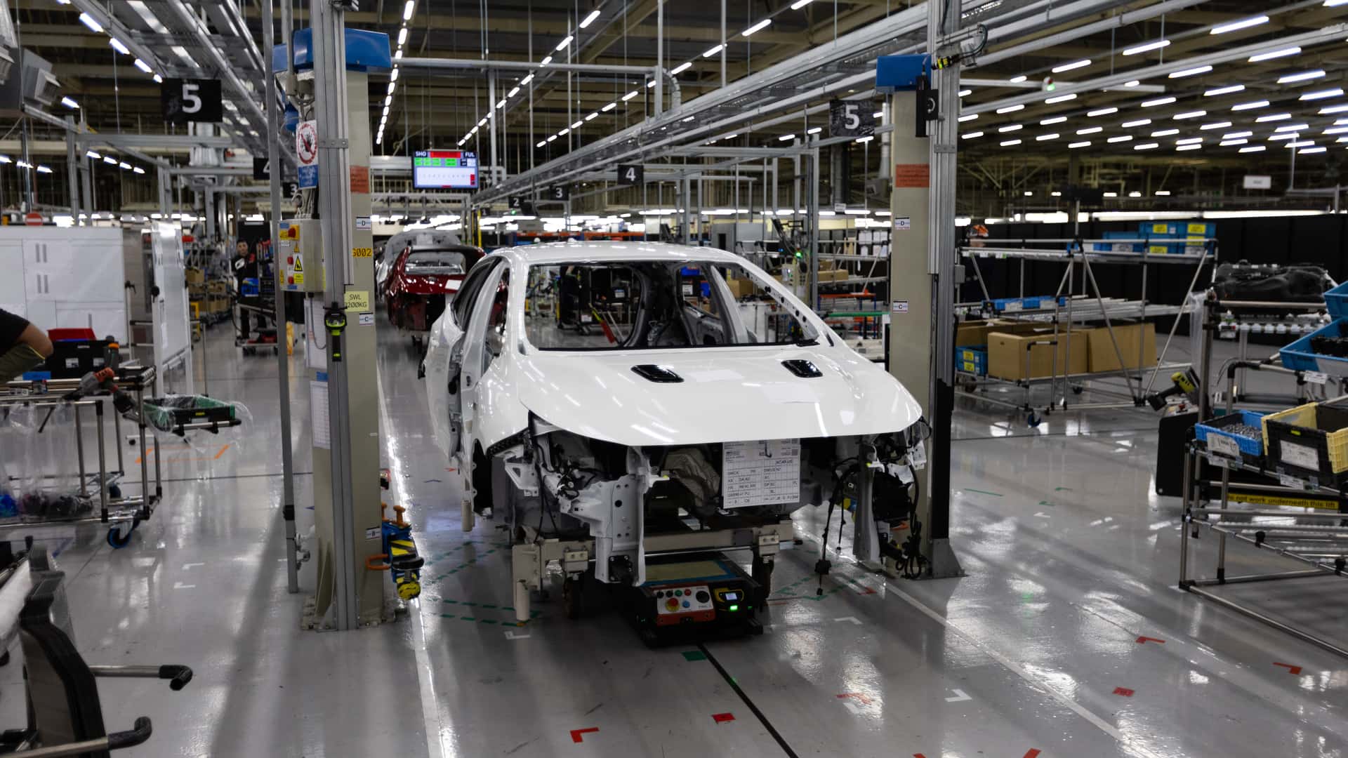 https://cdn.motor1.com/images/mgl/pbJGg0/s1/toyota-uk-production.jpg
