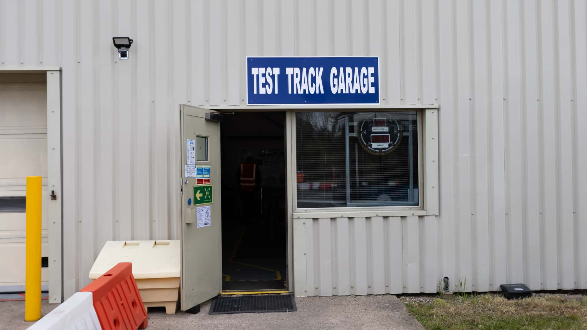 https://cdn.motor1.com/images/mgl/pbJGlW/s1/toyota-uk-production.jpg