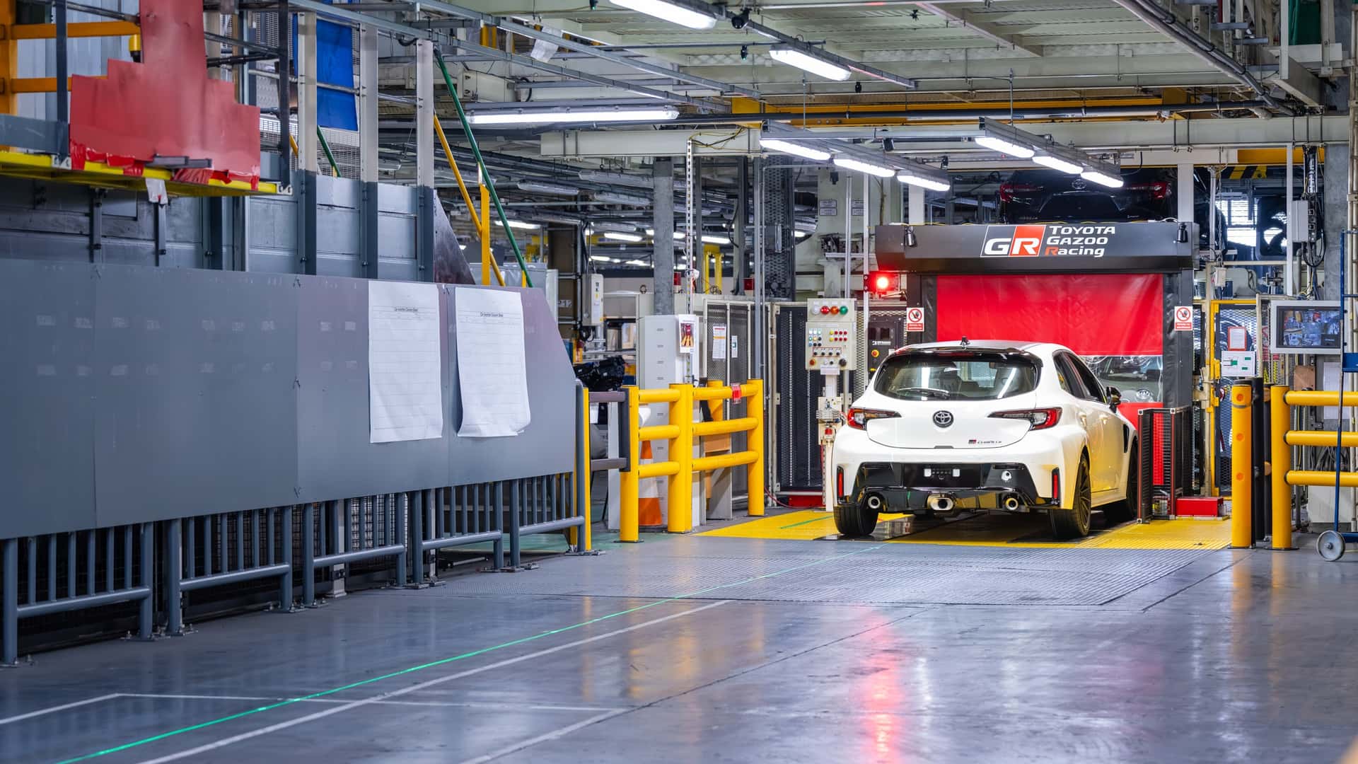 https://cdn.motor1.com/images/mgl/pbJGr1/s1/toyota-gr-corolla-uk-plant-tour.jpg