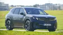 BMW iX3 50 xDrive (2026) in prova