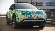 Versão da série VW ID Cross disfarçada em fotos de fábrica (2026)