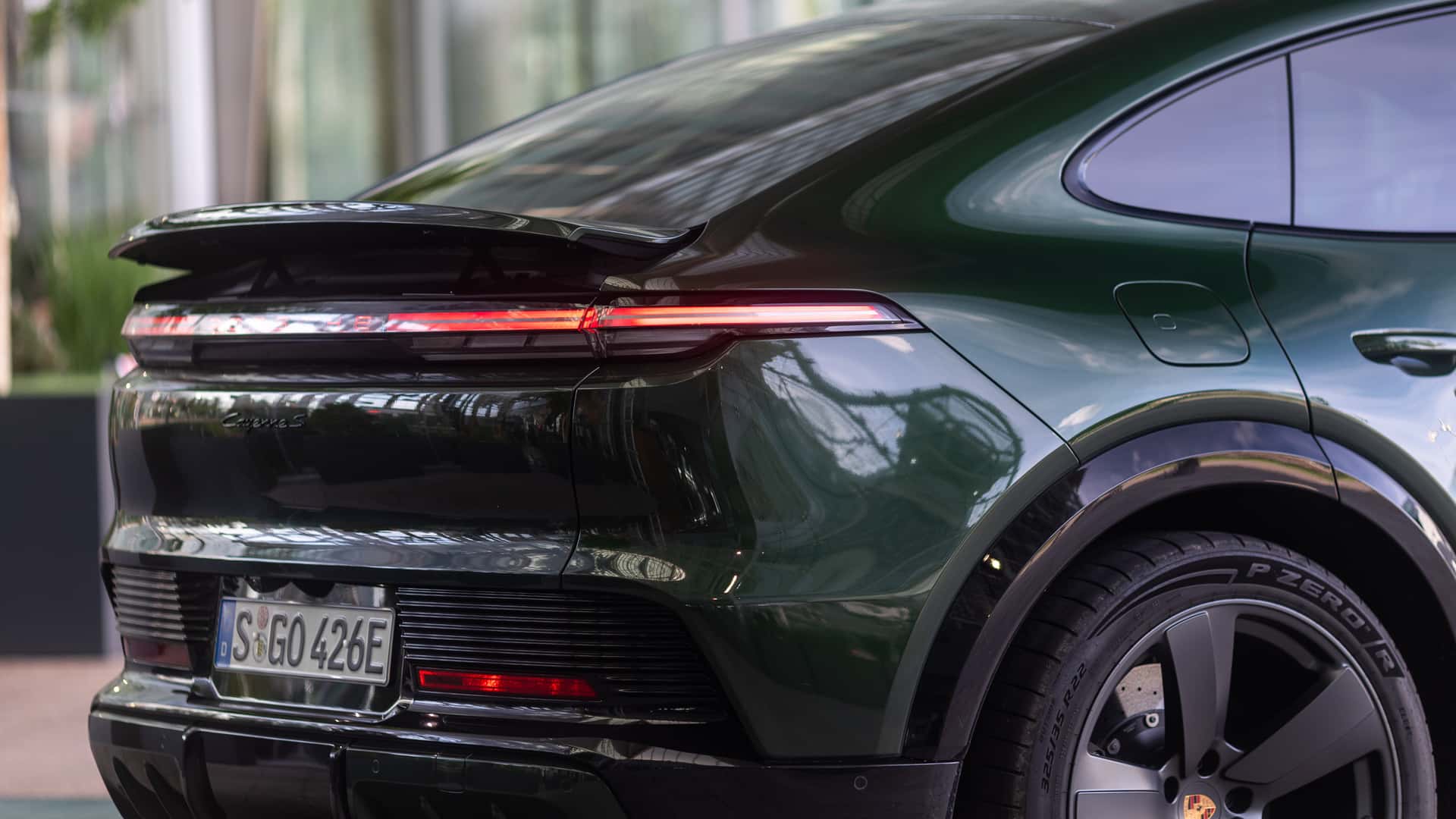 https://cdn.motor1.com/images/mgl/pbJkVg/s1/2026-porsche-cayenne-s-coupe-electric.jpg