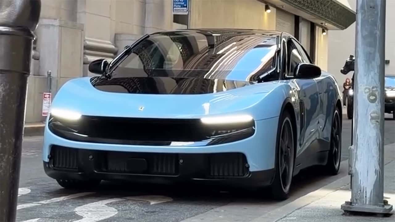 Primo avvistamento su strada della Ferrari Luce [VIDEO]