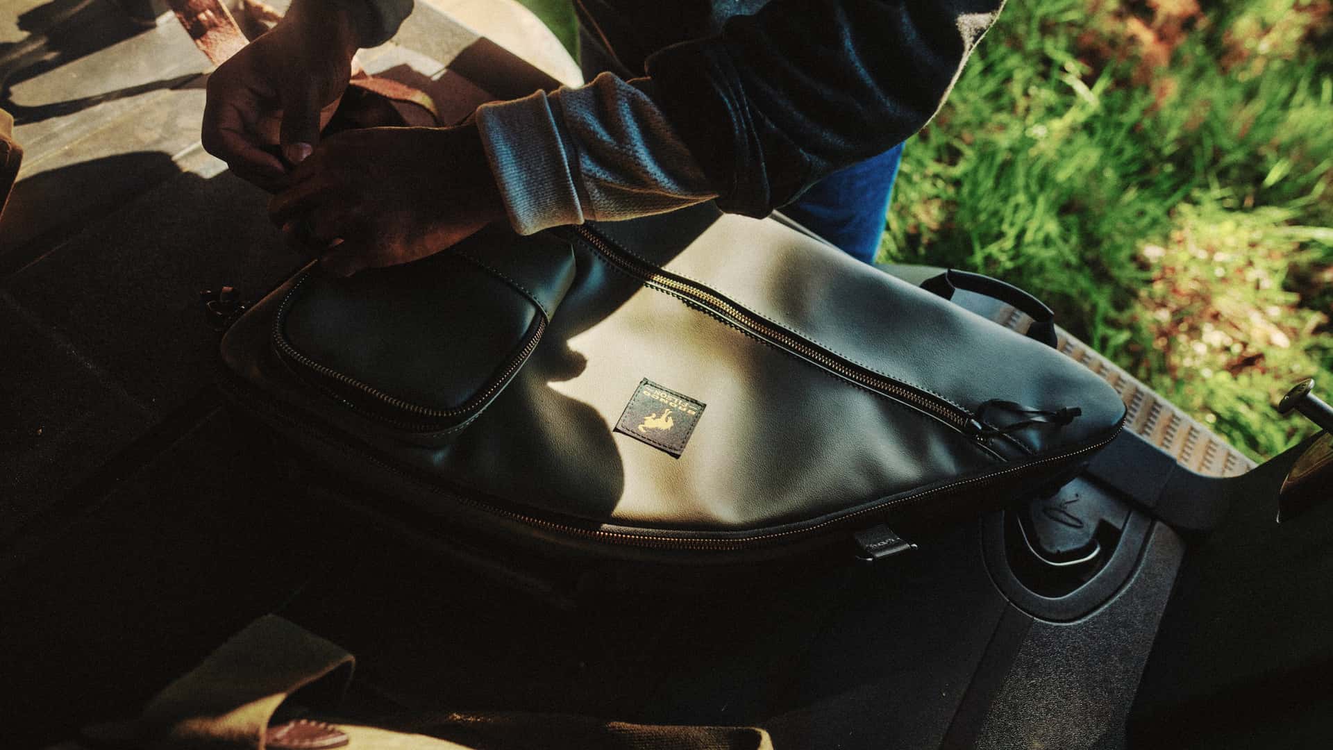 https://cdn.motor1.com/images/mgl/pbJr01/s1/2027-ford-bronco-filson.jpg