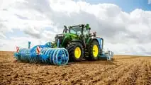 Nuovi trattori John Deere 8R, 8RT e 8RX: comfort evoluto, più efficienza e tecnologie smart per aziende agricole. in crescita