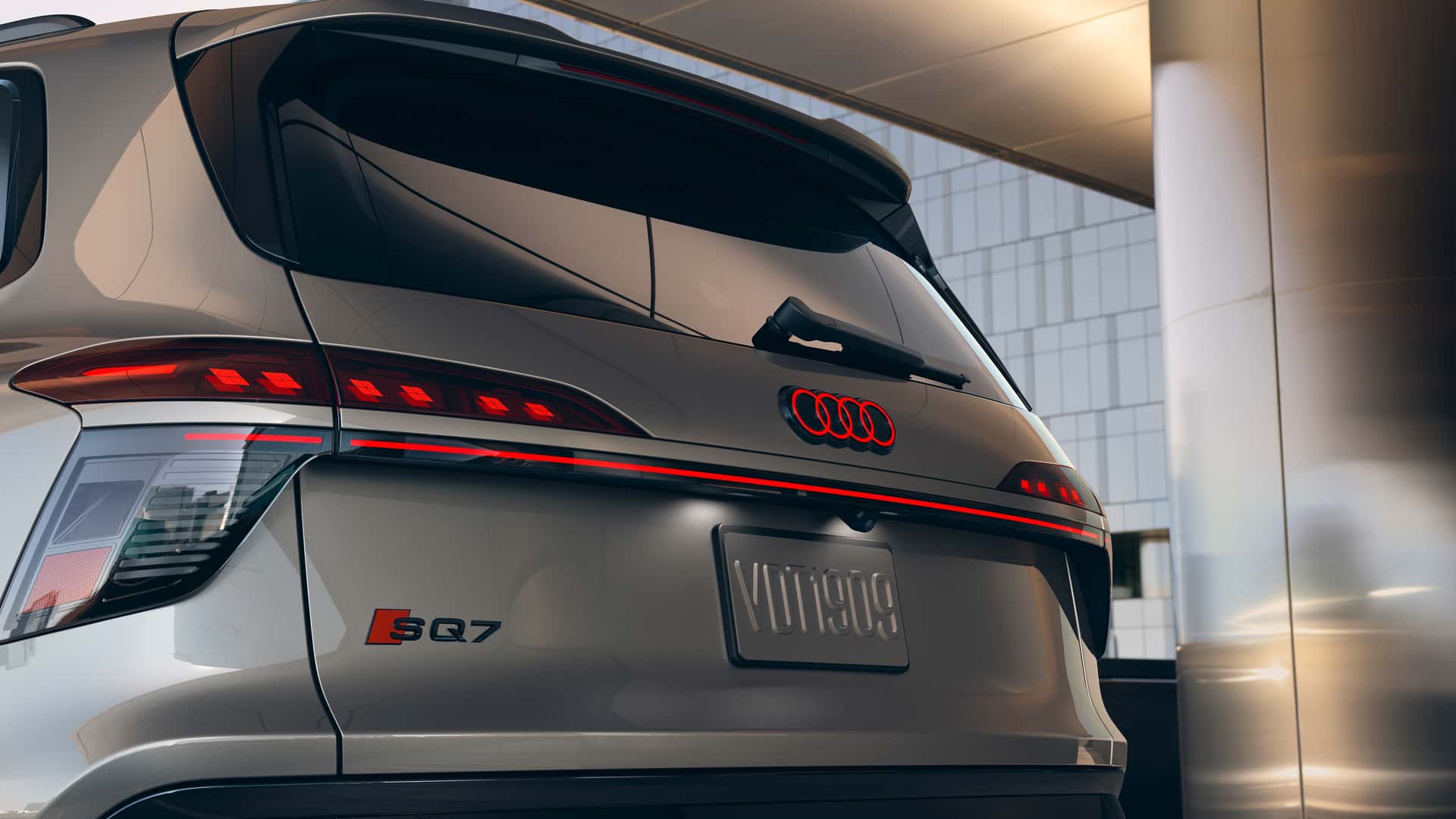https://cdn.motor1.com/images/mgl/pbJrpV/s1/2027-audi-sq7.jpg
