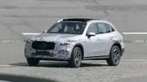 2023 Mercedes GLC mit minimalem Tarnfoto