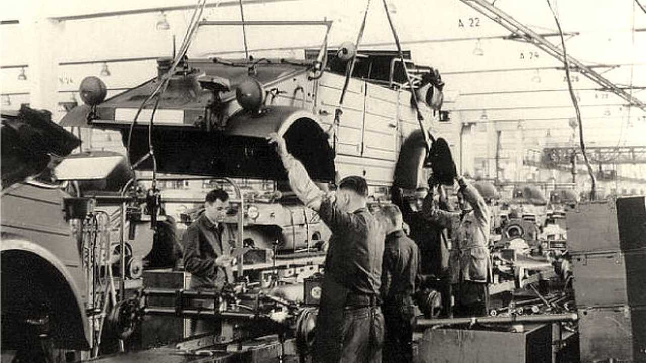 002 - Wolfsburg, anos 40 - Kübelwagen na linha de produção