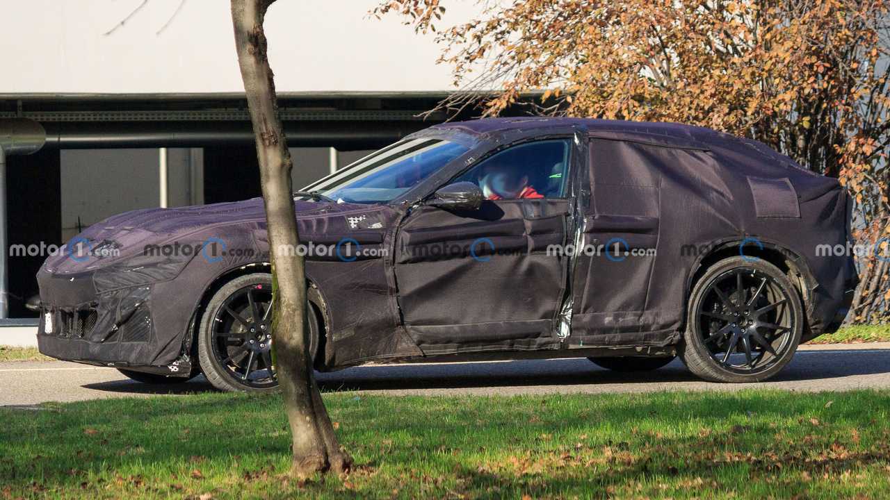 Ferrari Purosangue İlk Kez Seri Üretim Gövdesiyle Görüntülendi