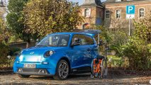 e.Go Life mit Rollstuhl auf Behindertenparkplatz