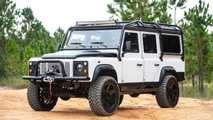 Vari esemplari di Land Rover Defender elettrico della EDC Automotive
