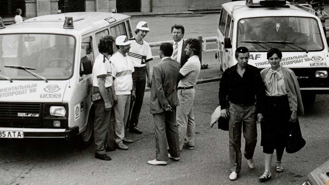 Сергей Клочков с коллегами перед стартом автопробега, 1988 год