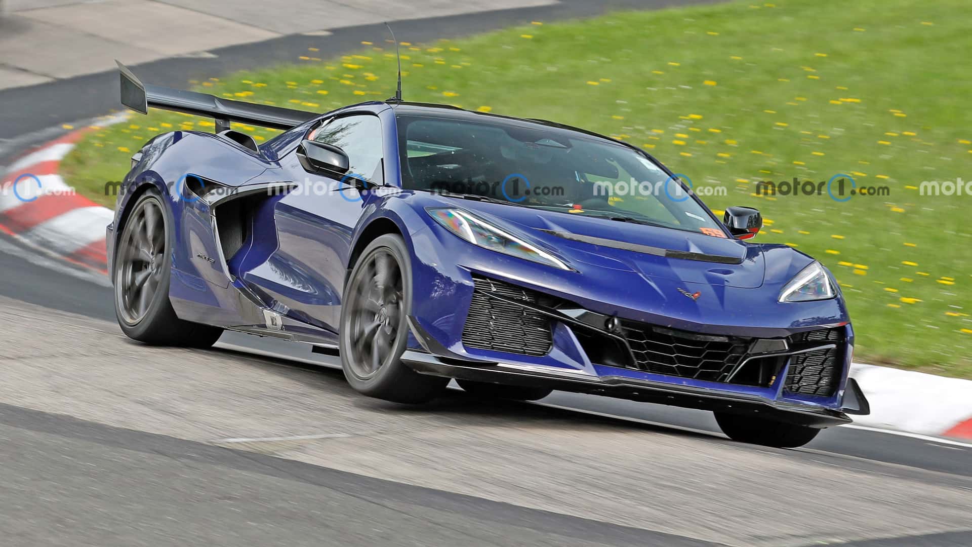 https://cdn.motor1.com/images/mgl/pbz1wr/s1/2026-chevrolet-c8-corvette-zora-spy-shots-undisguised-exterior-30.jpg