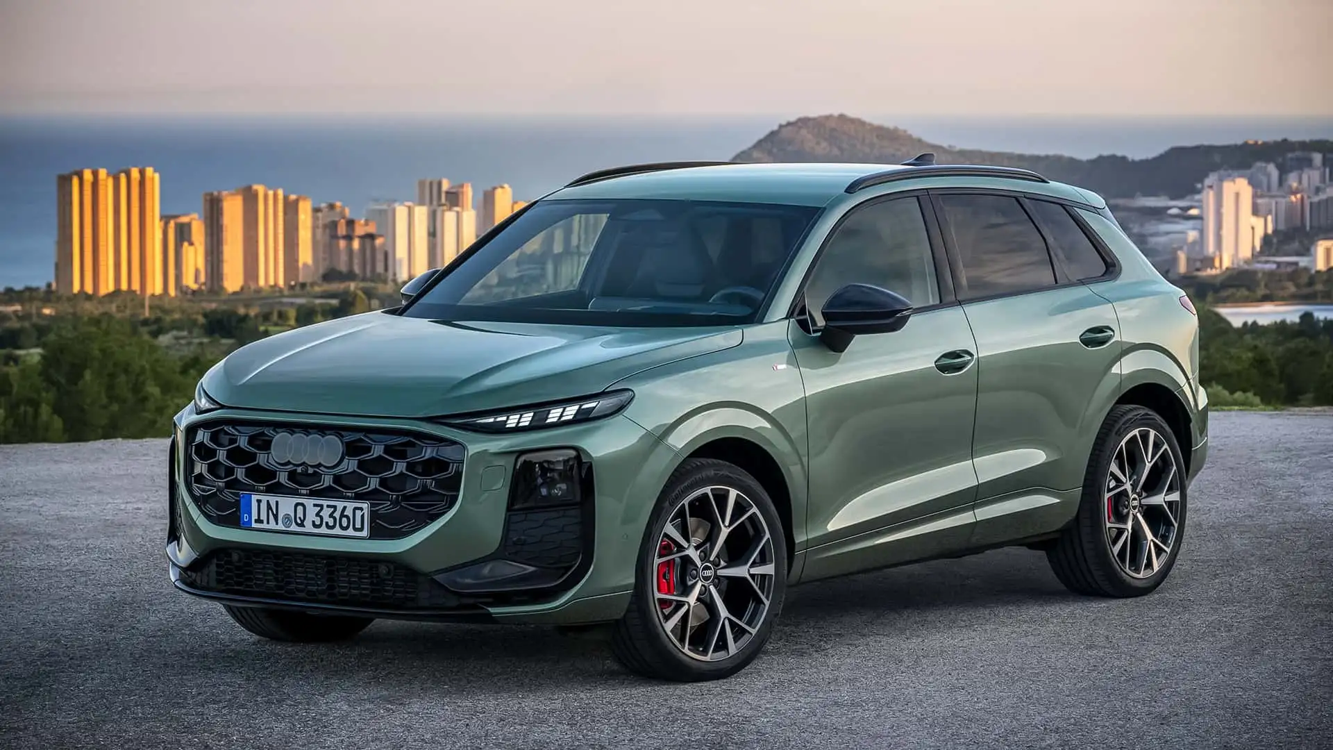 https://cdn.motor1.com/images/mgl/pbzRnV/s1/audi-q3-2025.webp