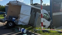 Transporter-Unfall auf einem Bahnübergang