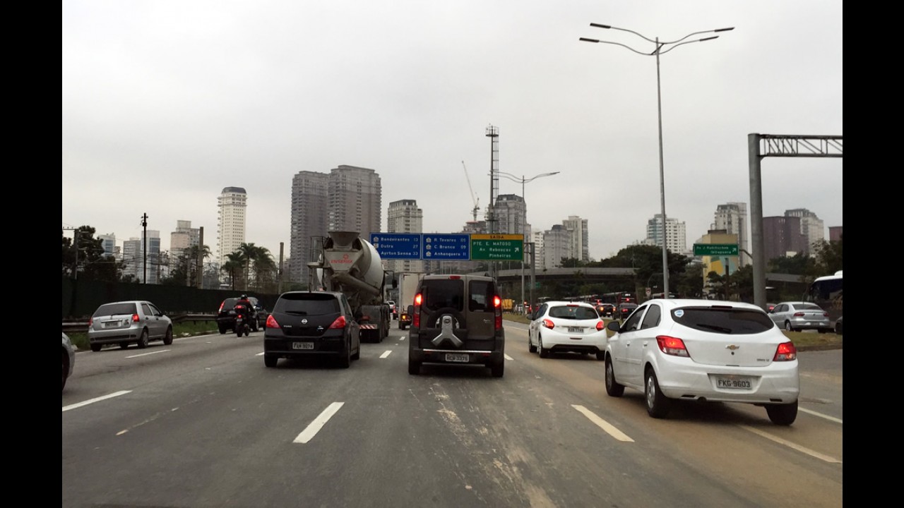Andar no corredor é mais seguro para moto, diz estudo
