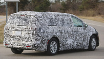 2017 Chrysler Town & Country spy photo