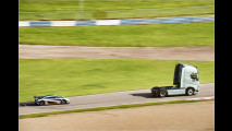 Volvo-LKW vs. Koenigsegg-Sportwagen