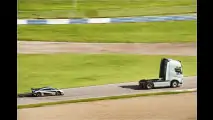 Volvo-LKW vs. Koenigsegg-Sportwagen