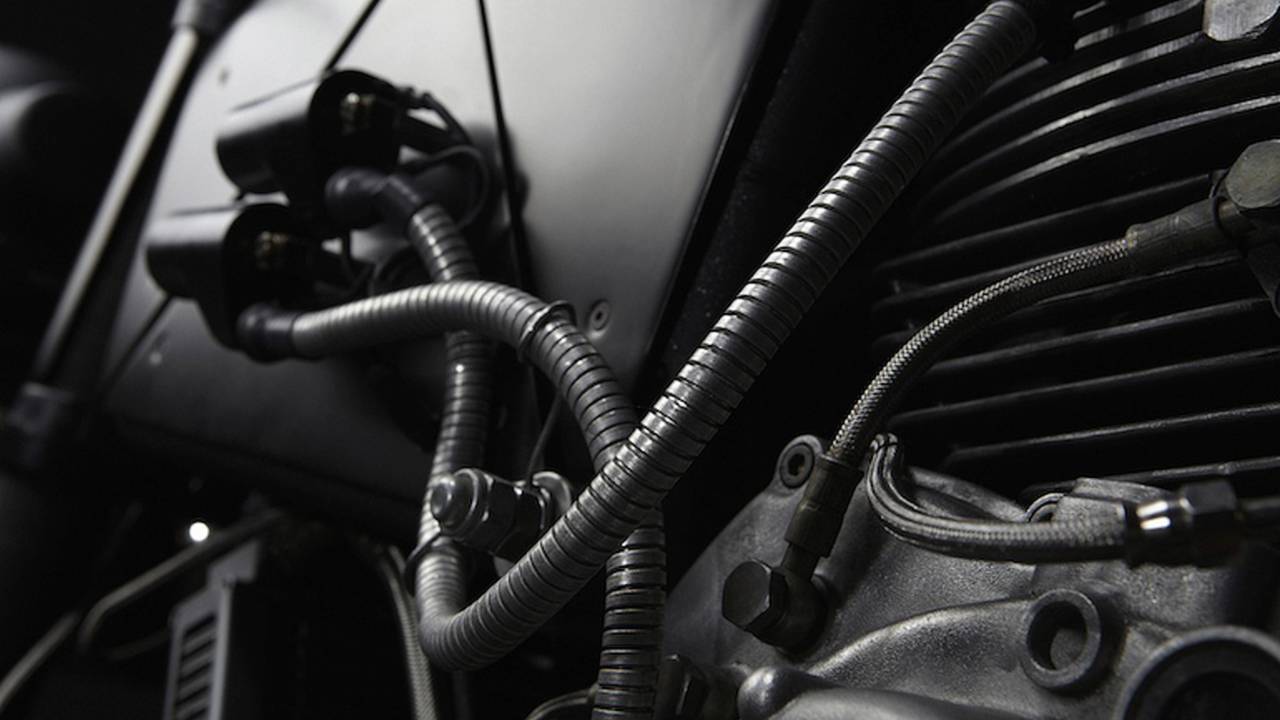 The tubing and cords on El Solitario's Petardo is all intentionally left on full display