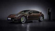 Porsche Panamera 4S E-Hybrid (2021): anteriore 3/4, con stazione di ricarica