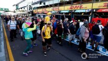 Les fans de F1 marchent sur la voie des stands au GP d'Australina 2020