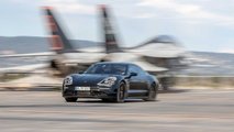 Porsche Taycan sur le pont de l'USS Hornet
