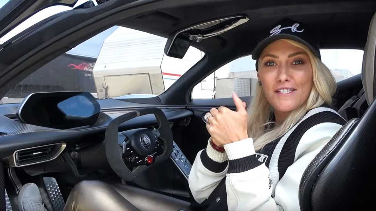 Lotus Evija, la prima guida in un parcheggio