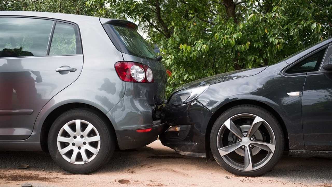 Auto tamponate in sosta, scappa 1 italiano su 6