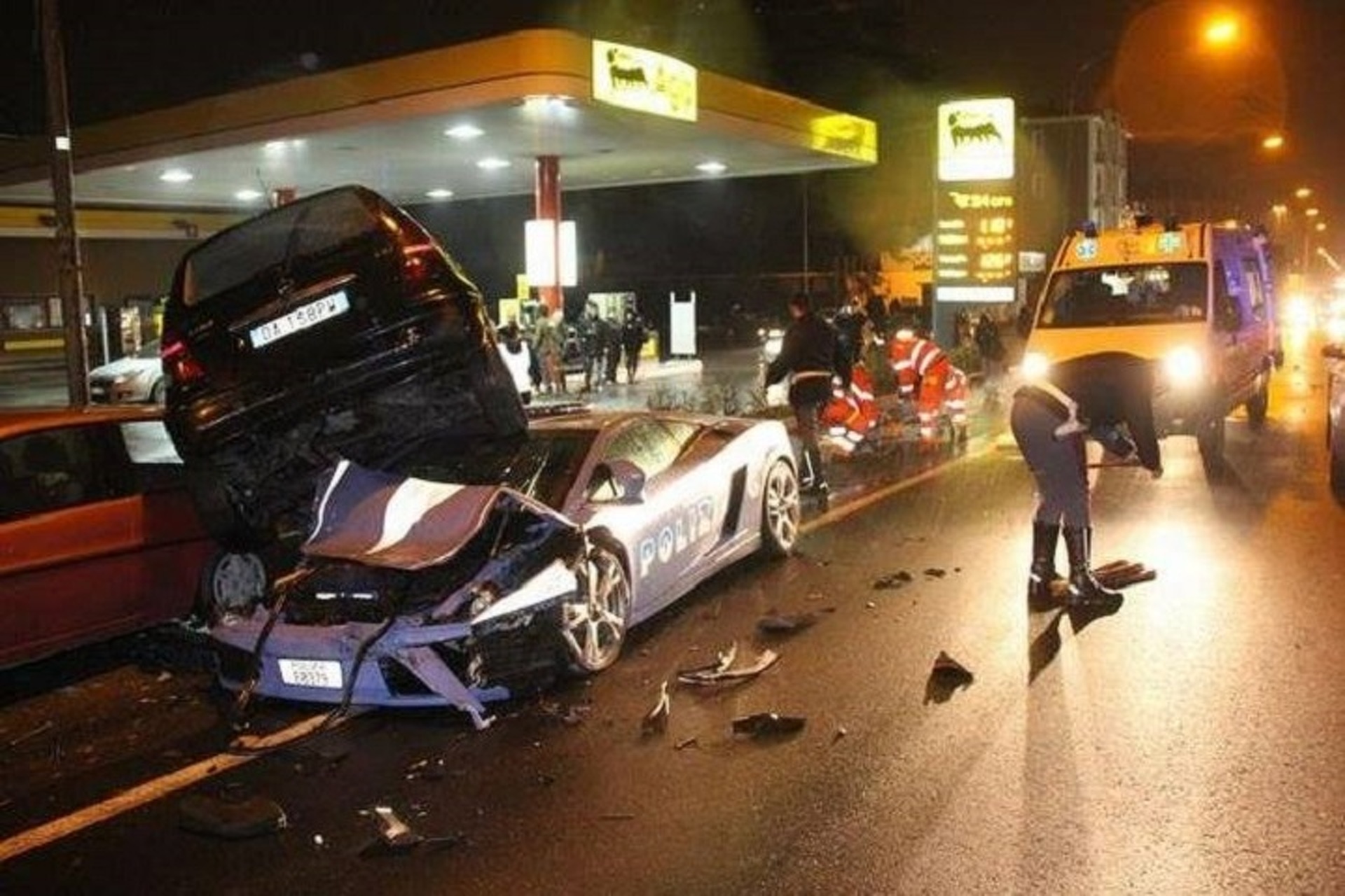 Lamborghini Gallardo Police Car Gets Run Over by a Mercedes