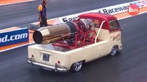 Furgoneta clásica de Volkswagen con motor de avión