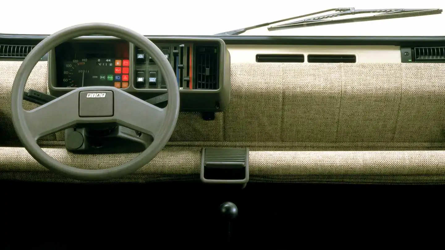 https://cdn.motor1.com/images/mgl/q9pGR/s2/fiat-panda-40-anni-di-evoluzione-del-cruscotto.webp