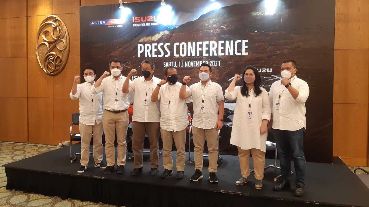 Para pejabat PT Isuzu Astra Motor Indonesia berpose saat koferensi pers Sabtu (13/11/2021) di GIIAS.