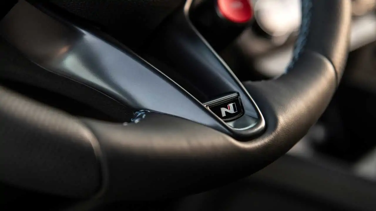 https://cdn.motor1.com/images/mgl/qABbz/s3/2022-hyundai-kona-n-interior-steering-wheel-details.webp
