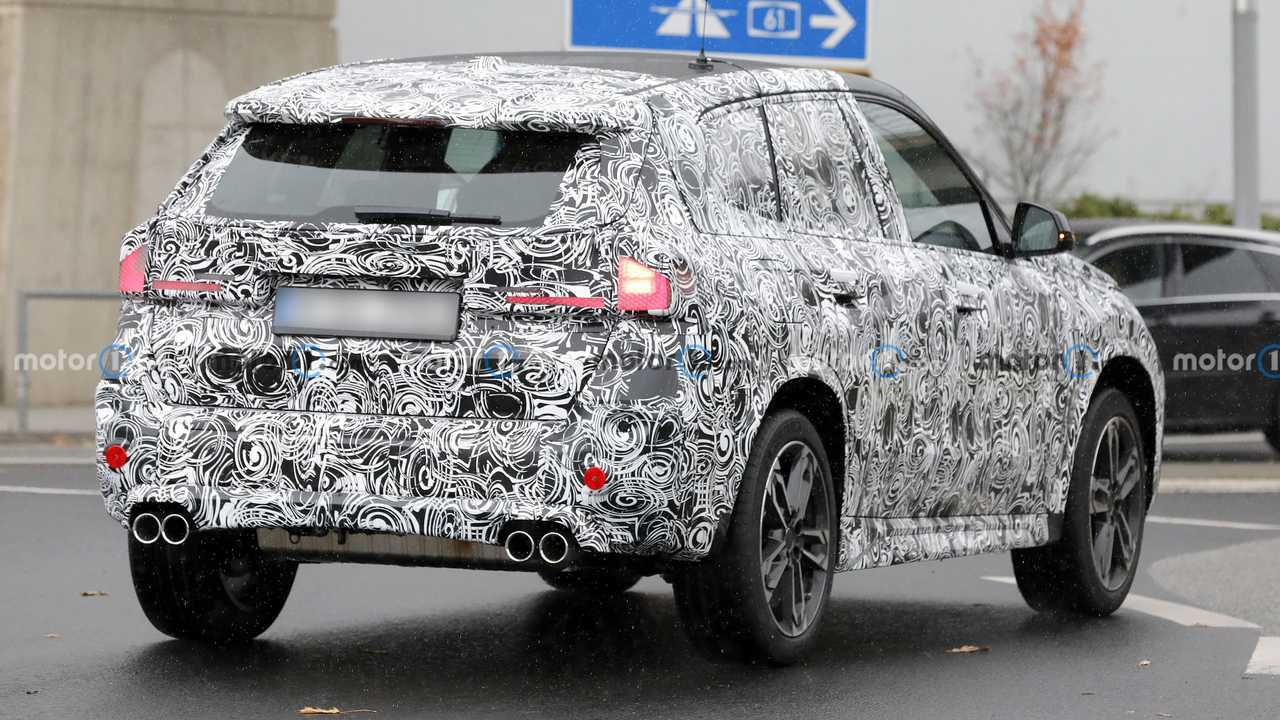 BMW X1 2023 espionné avec échappement quadruple