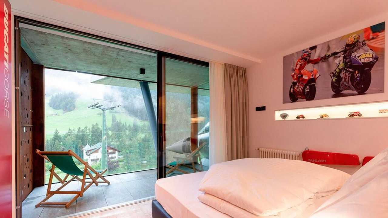 Hotel Al Plan Suites - Ducati (Window)