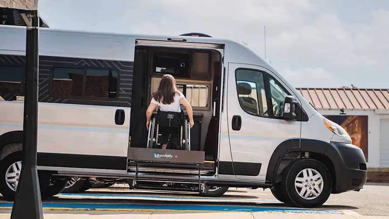 Кемпер Winnebago Roam для колясочников