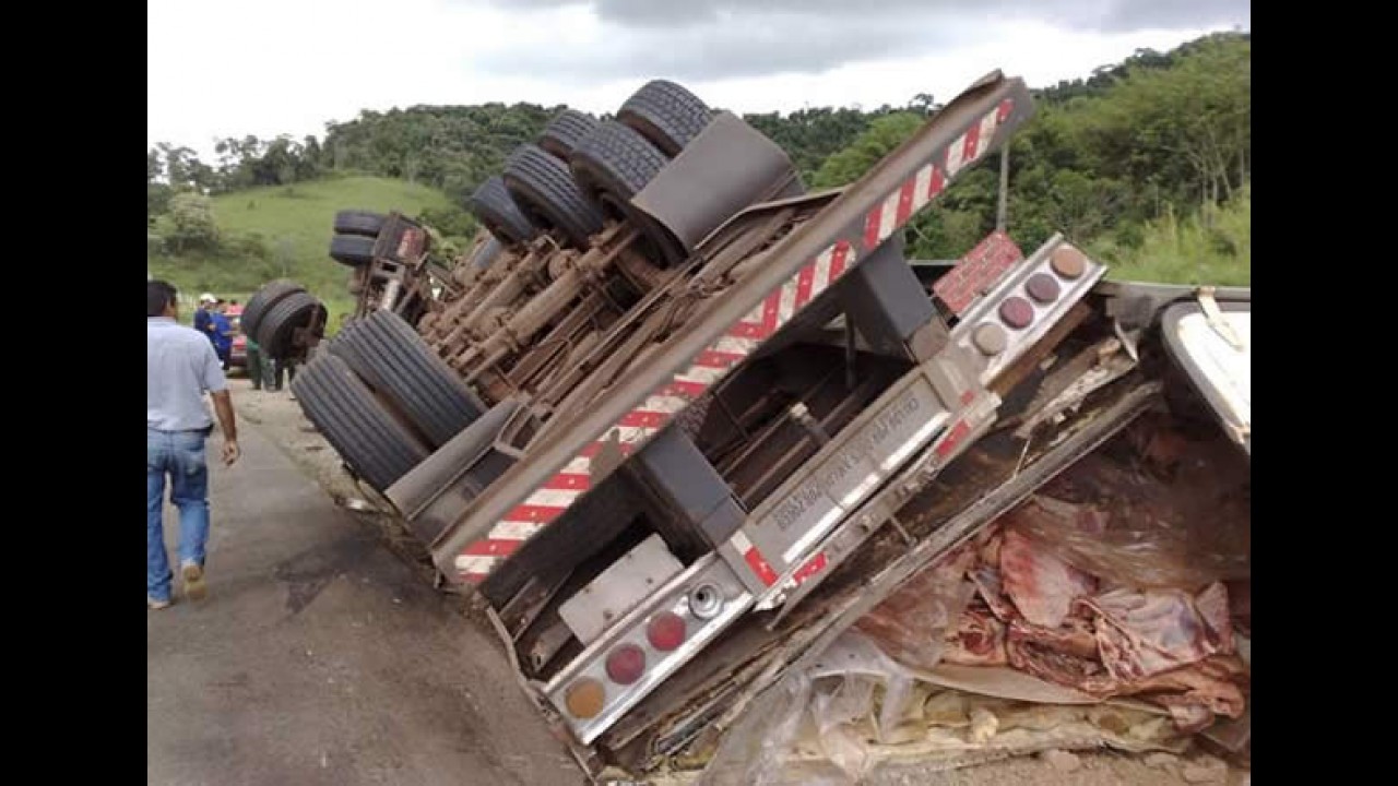 Astra vira "pastel" em acidente - Carreta tombou em cima