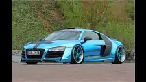Breitbau-Bolide in Baby-Blau