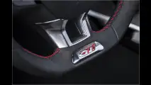 Löwe krallt nach Golf GTI