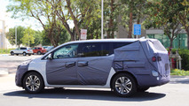 Kia Sedona Facelift Spied