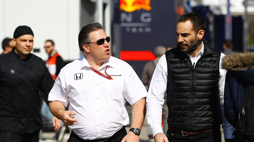 Zak Brown, director ejecutivo de McLaren Technology Group, habla con Cyril Abiteboul, director de Renault Sport F1 Team Sport F1
