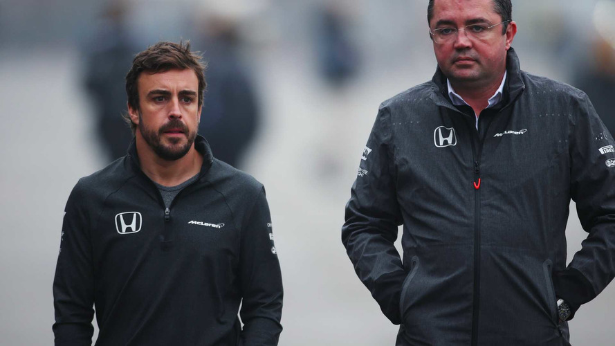 Fernando Alonso, McLaren, con Eric Boullier, Racing Director, McLaren