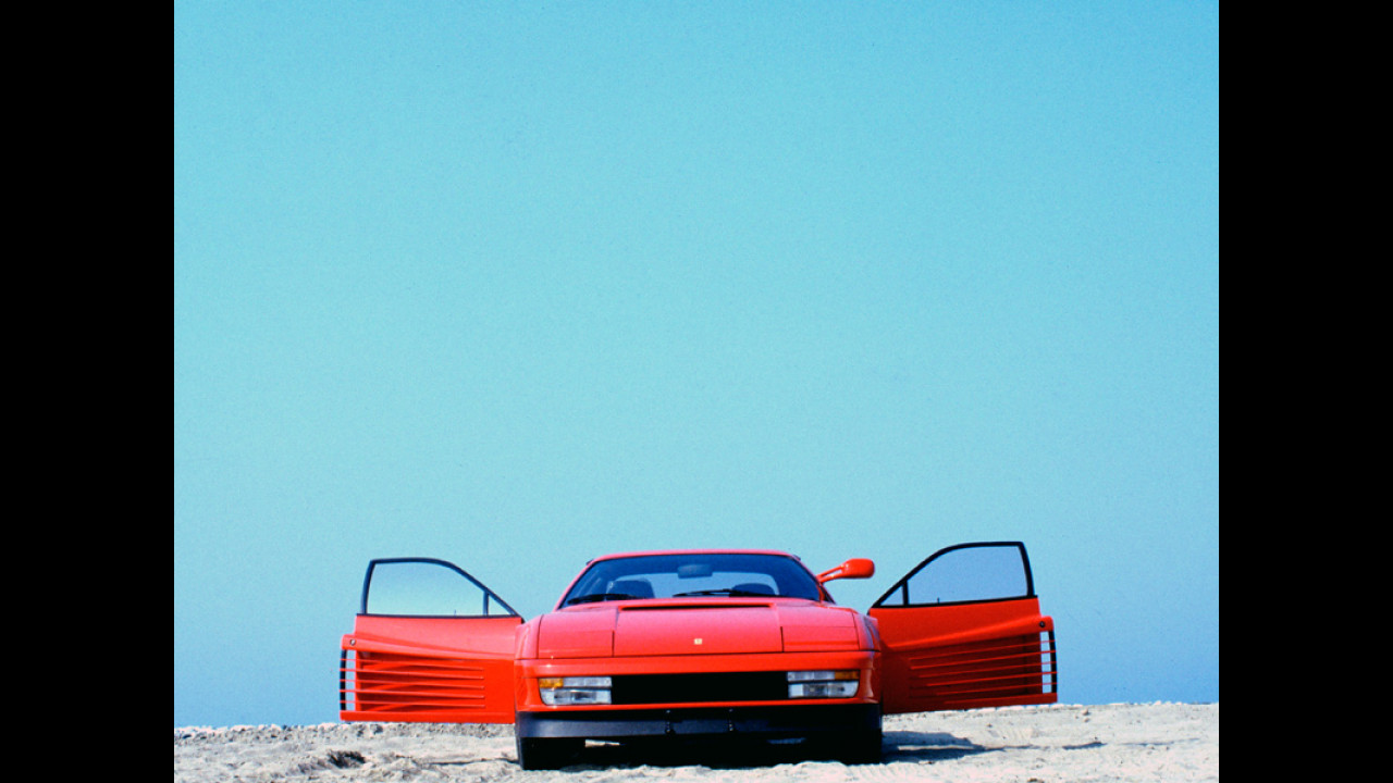 Ferrari Testarossa - Foto realizzata sulla Riviera Adriatica nel giugno 1985 dal noto fotografo modenese Franco Fontana. [Ferrari S.p.a.]