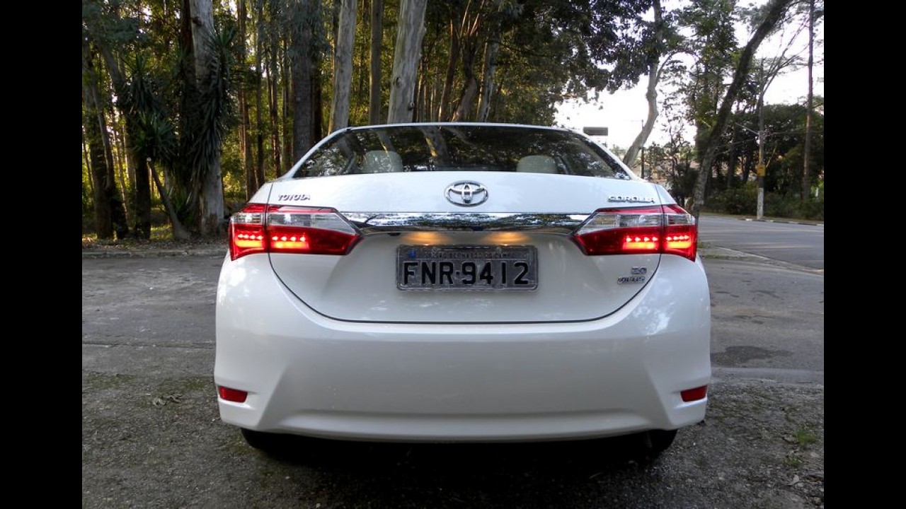 Altima ou Corolla? Desconto deixa Nissan grande a preço de Toyota médio