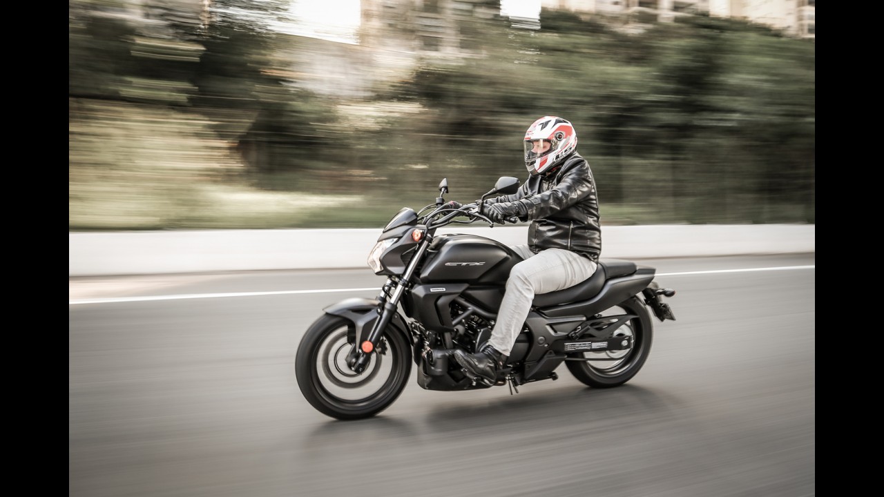 Avaliação: Honda CTX 700N propõe novo conceito de custom